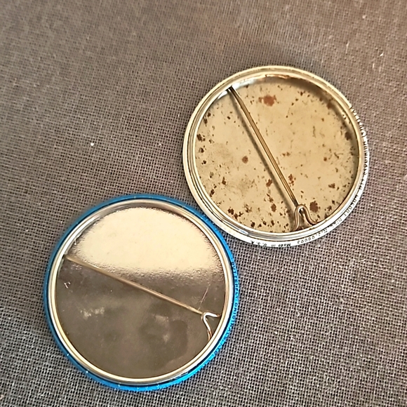 Set of 2 vintage Snoopy Woodstock buttons Peanuts 1980s pins Great shape! - Picture 5 of 6